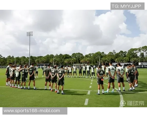 皇马今日训练前为西班牙列车事故遇难者默哀一分钟表达哀悼与关怀